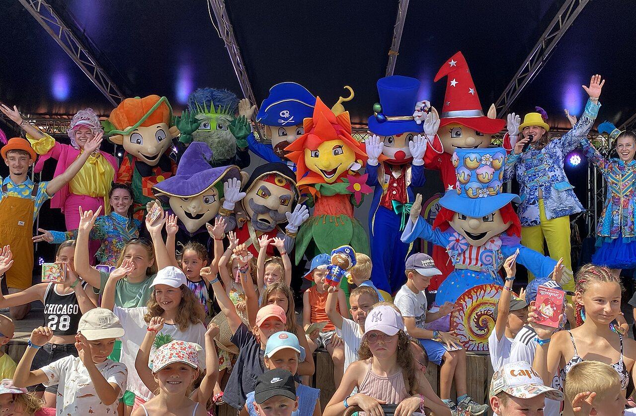 Animaci�n con mascotas y ni�os en el camping CAPFUN El Moli en Elne (66).