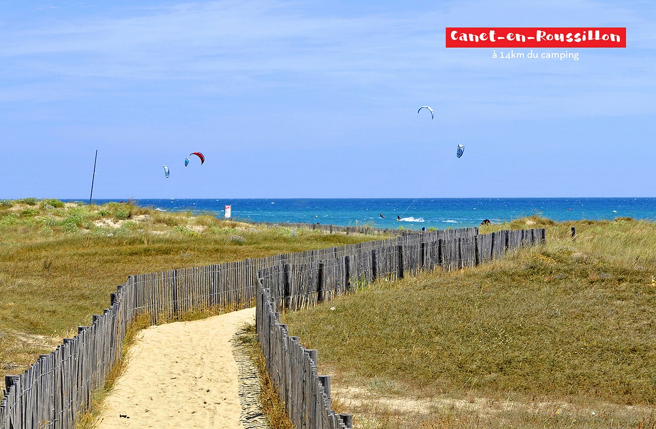 Playa de Canet-en-Roussillon con kitesurfistas, lugar para visitar cerca de Elne.