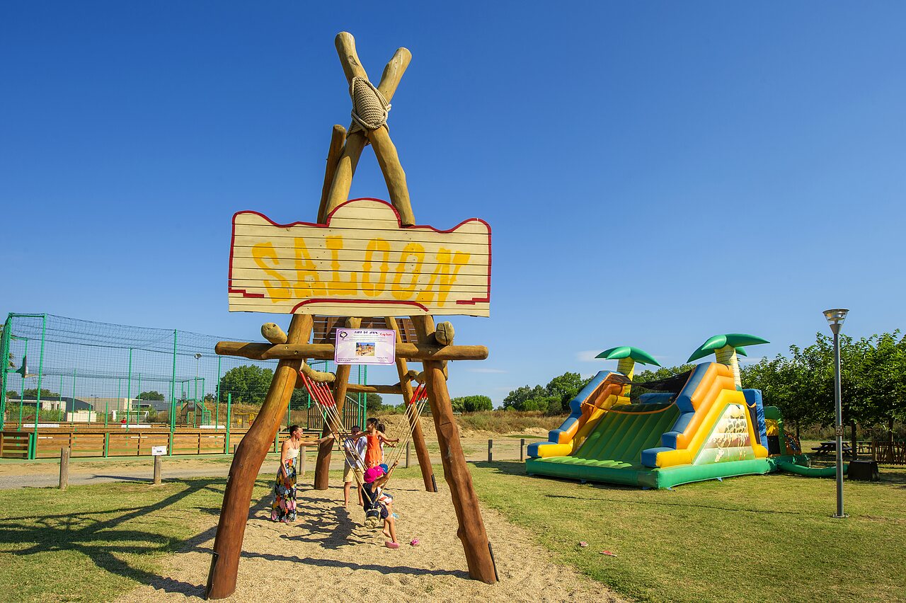 Zona de juegos Saloon, estructura hinchable y ni�os en el camping CAPFUN El Moli en Elne (66).
