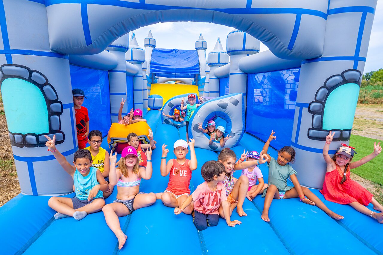 Castillo hinchable y ni�os felices en el camping CAPFUN El Moli en Elne (66).