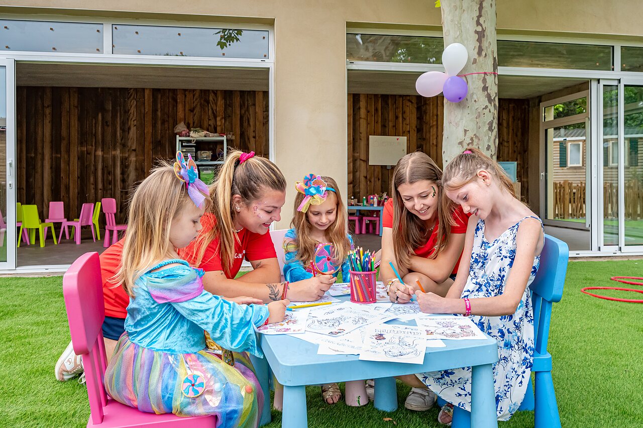 Ni�os y animadores participando en actividad de colorear en camping CAPFUN El Moli en Elne.