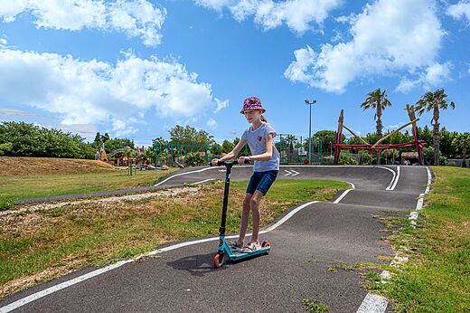 Pump track y juegos infantiles en camping CAPFUN El Moli en Elne (66).