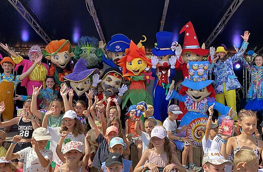 Espect�culo de animaci�n con mascotas y ni�os felices en el camping CAPFUN El Moli en Elne (66).