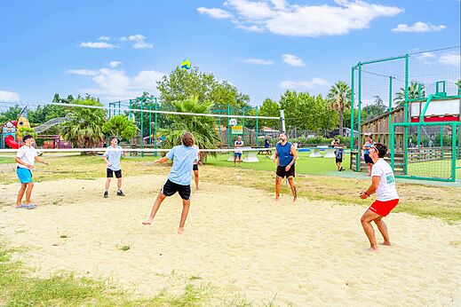 Jugadores de voleibol de playa al camping CAPFUN El Moli en Elne (66).