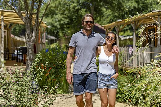 Pareja paseando en el camping CAPFUN El Moli en Elne (66).