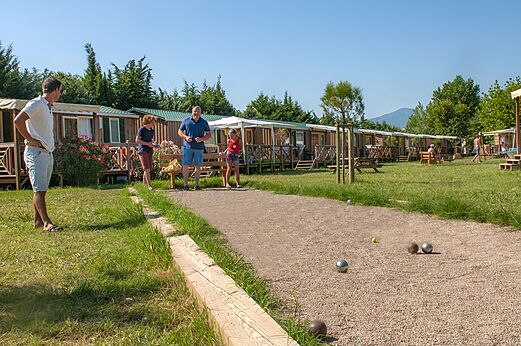 Partido de petanca en el camping CAPFUN El Moli en Elne (66).