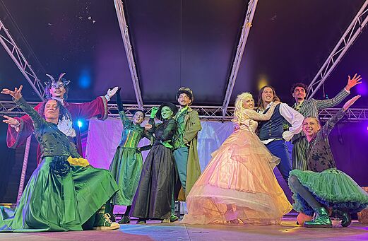 Espect�culo de disfraces con varios artistas en el escenario en el camping CAPFUN El Moli en Elne (66).