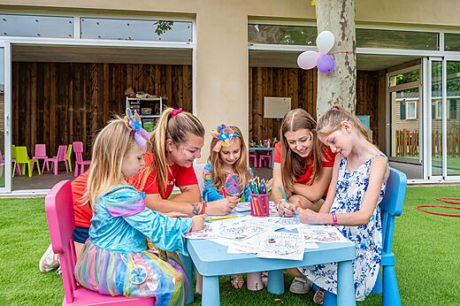 Ni�os y animadores en actividad de colorear en el camping CAPFUN El Moli en Elne (66).