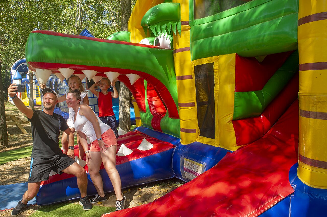 Castillo hinchable cocodrilo, familia en selfie en camping CAPFUN Emeraude Portiragnes (34).
