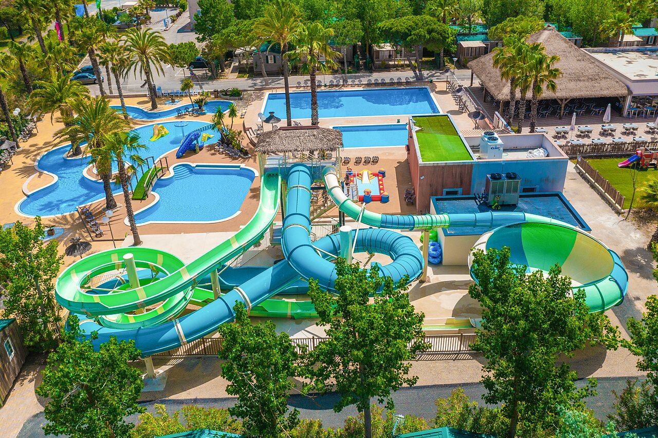 Gran parque acu�tico con toboganes gigantes y piscinas en el camping CAPFUN Emeraude en Portiragnes (34).