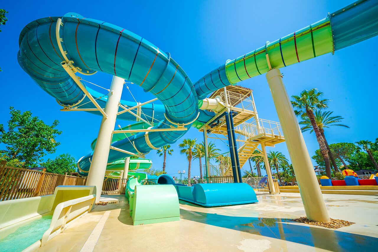 Toboganes acu�ticos gigantes y piscina exterior en el camping CAPFUN Emeraude en Portiragnes (34).
