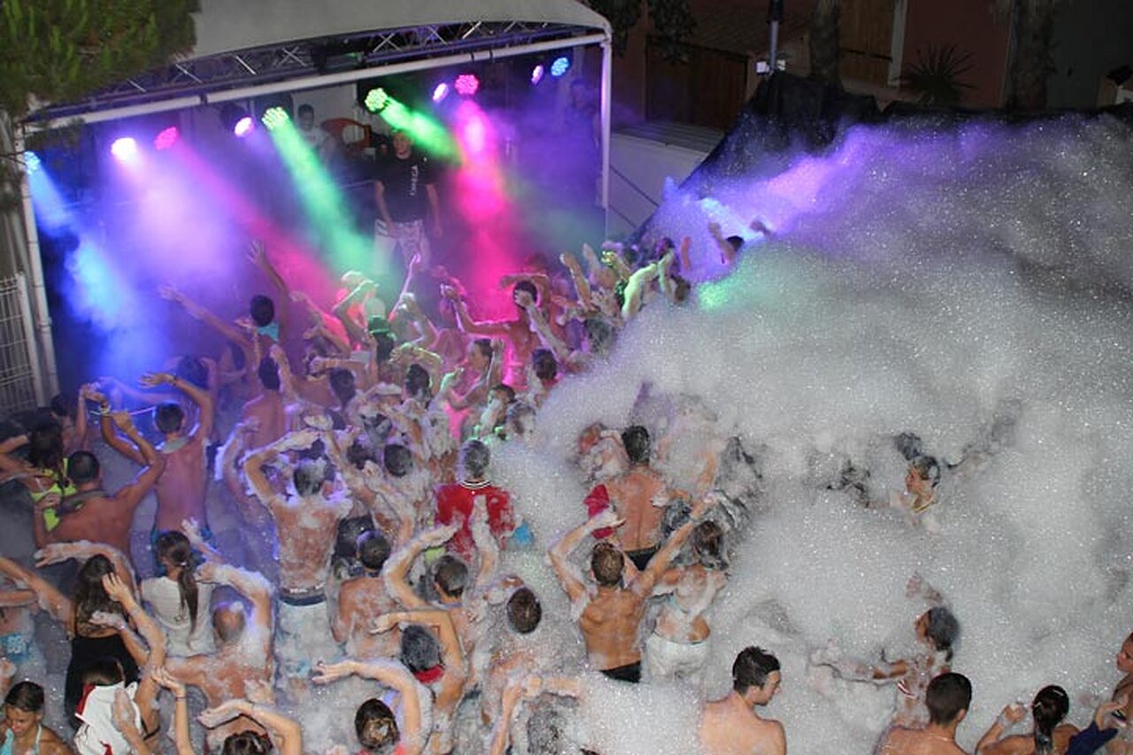 Fiesta de la espuma animada con luces de colores en camping CAPFUN Emeraude Portiragnes (34).