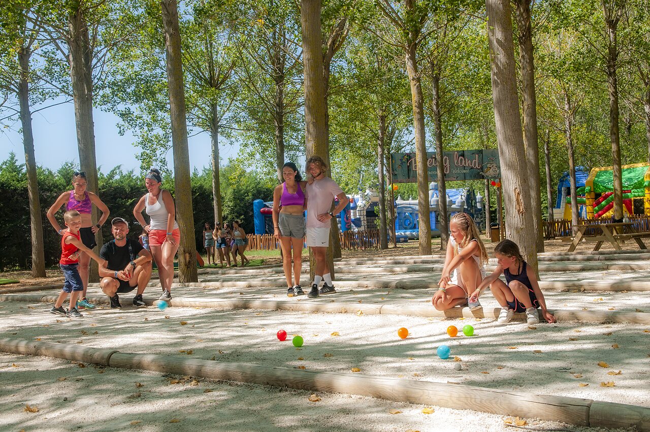 Familias jugando a la petanca, parque hinchable en camping CAPFUN Emeraude, Portiragnes (34).