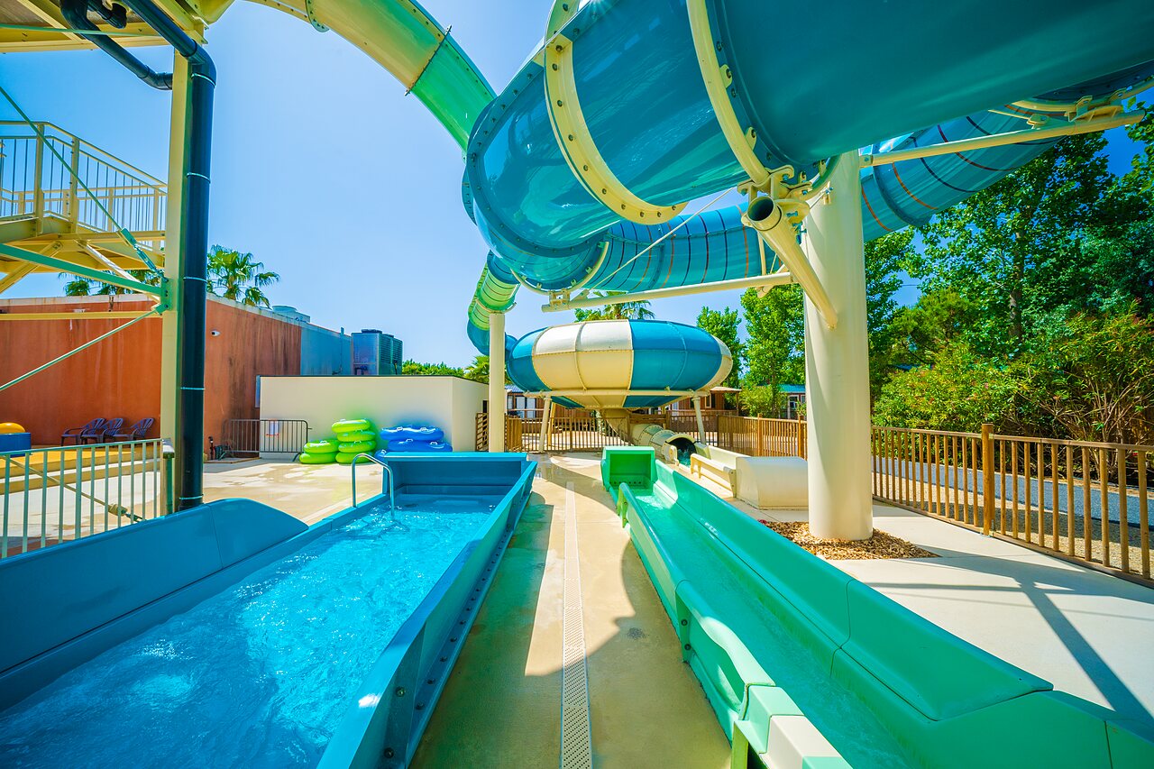 Toboganes acu�ticos gigantes y juegos de agua en el camping CAPFUN Emeraude en Portiragnes (34).