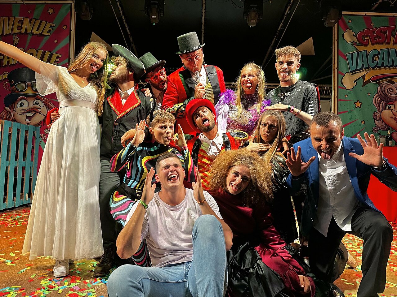 Equipo de animaci�n disfrazado y alegre en el escenario del camping CAPFUN Emeraude (34).