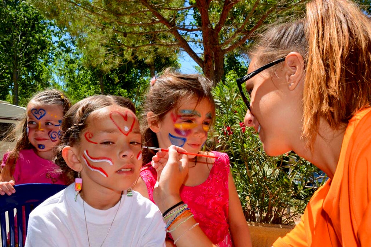 Animaci�n de maquillaje para ni�os en el camping CAPFUN Emeraude en Portiragnes (34).