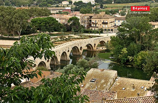 Puente medieval y ciudad de B�ziers, lugar para visitar en Occitania.