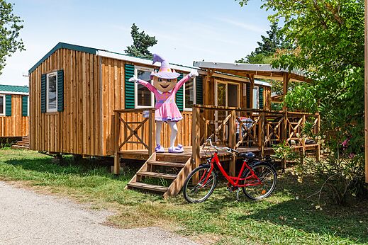 Mobil-home de madera, mascota y bicicleta en camping CAPFUN Emeraude en Portiragnes (34).