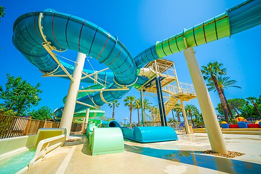 Toboganes acu�ticos gigantes y piscina en el camping CAPFUN Emeraude en Portiragnes (34).