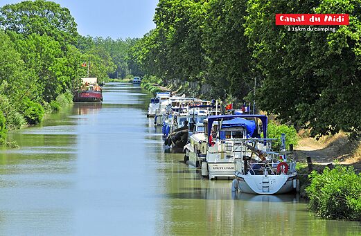 Canal du Midi con barcazas y �rboles verdes cerca de Portiragnes, H�rault.