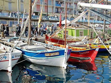 Puerto mediterr�neo animado con barcos coloridos, muelle y edificios, cerca de Portiragnes.
