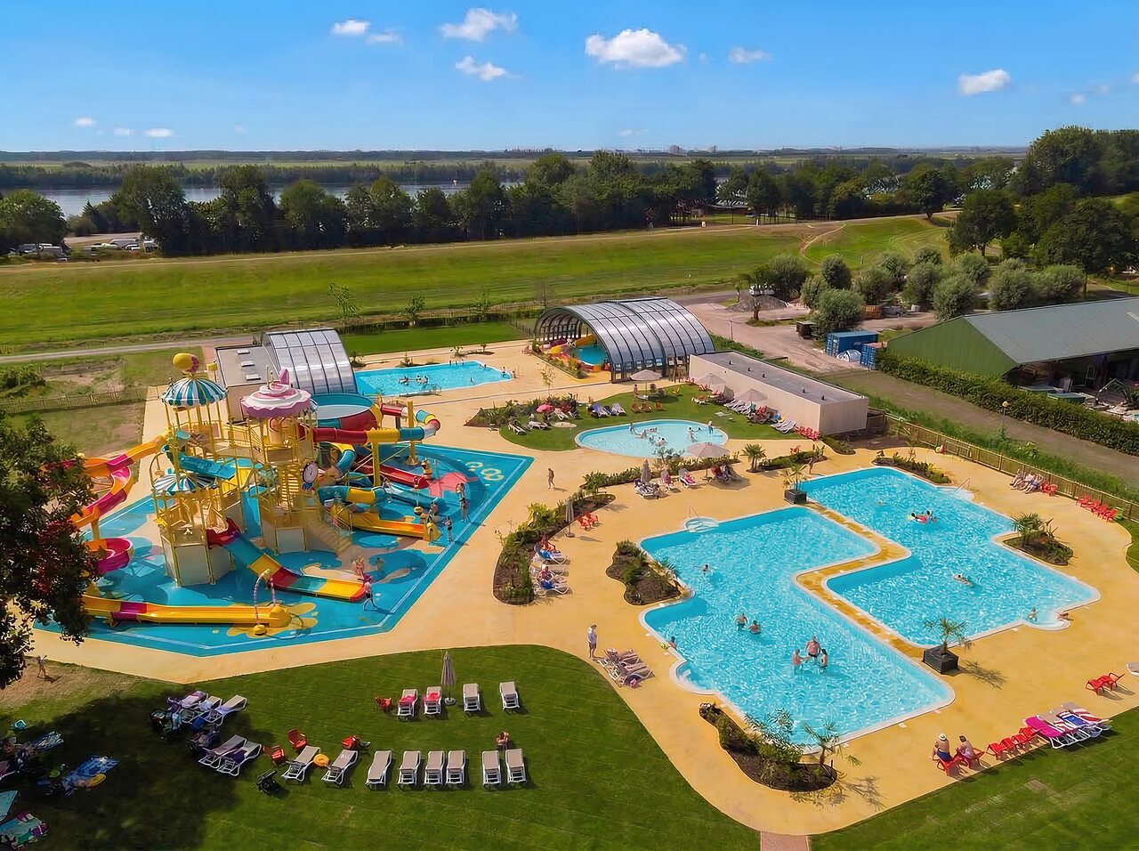 Parque acu�tico, toboganes y piscinas exteriores en el camping CAPFUN Erkemederstrand en Zeewolde.