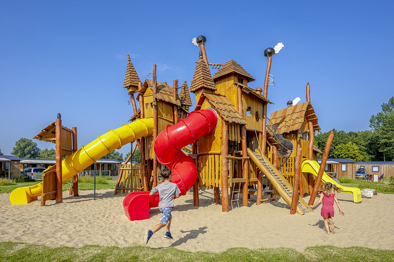Zona de juegos de madera, toboganes, ni�os en el camping CAPFUN Erkemederstrand en Zeewolde.