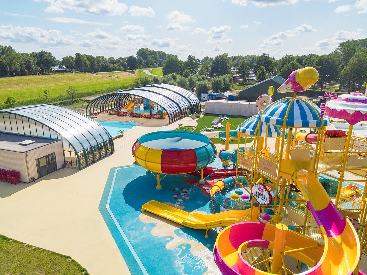 Parque acu�tico colorido con toboganes y piscinas cubiertas en el camping CAPFUN Erkemederstrand en Zeewolde.