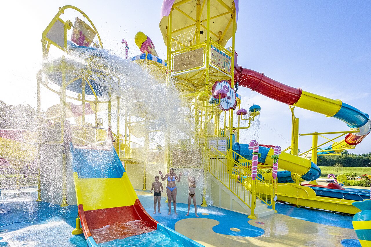 Toboganes y juegos acu�ticos coloridos para ni�os en el camping CAPFUN Erkemederstrand en Zeewolde.