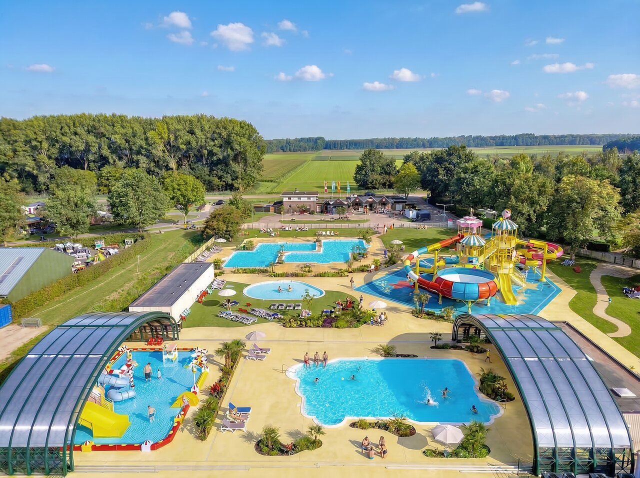 Gran parque acu�tico con piscinas y toboganes en el camping CAPFUN Erkemederstrand en Zeewolde.