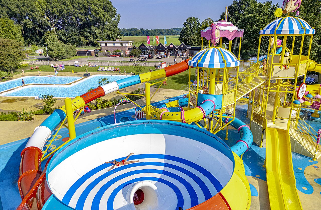 Toboganes acu�ticos, piscina exterior y juegos de agua en CAPFUN Erkemederstrand, Zeewolde.