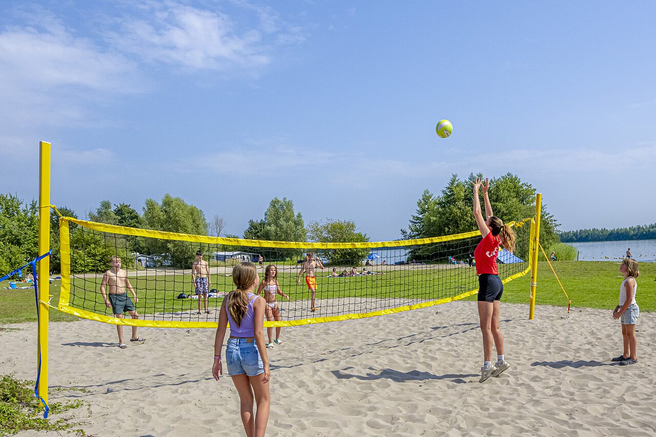 V�ley playa en la playa del camping CAPFUN Erkemederstrand en Zeewolde.