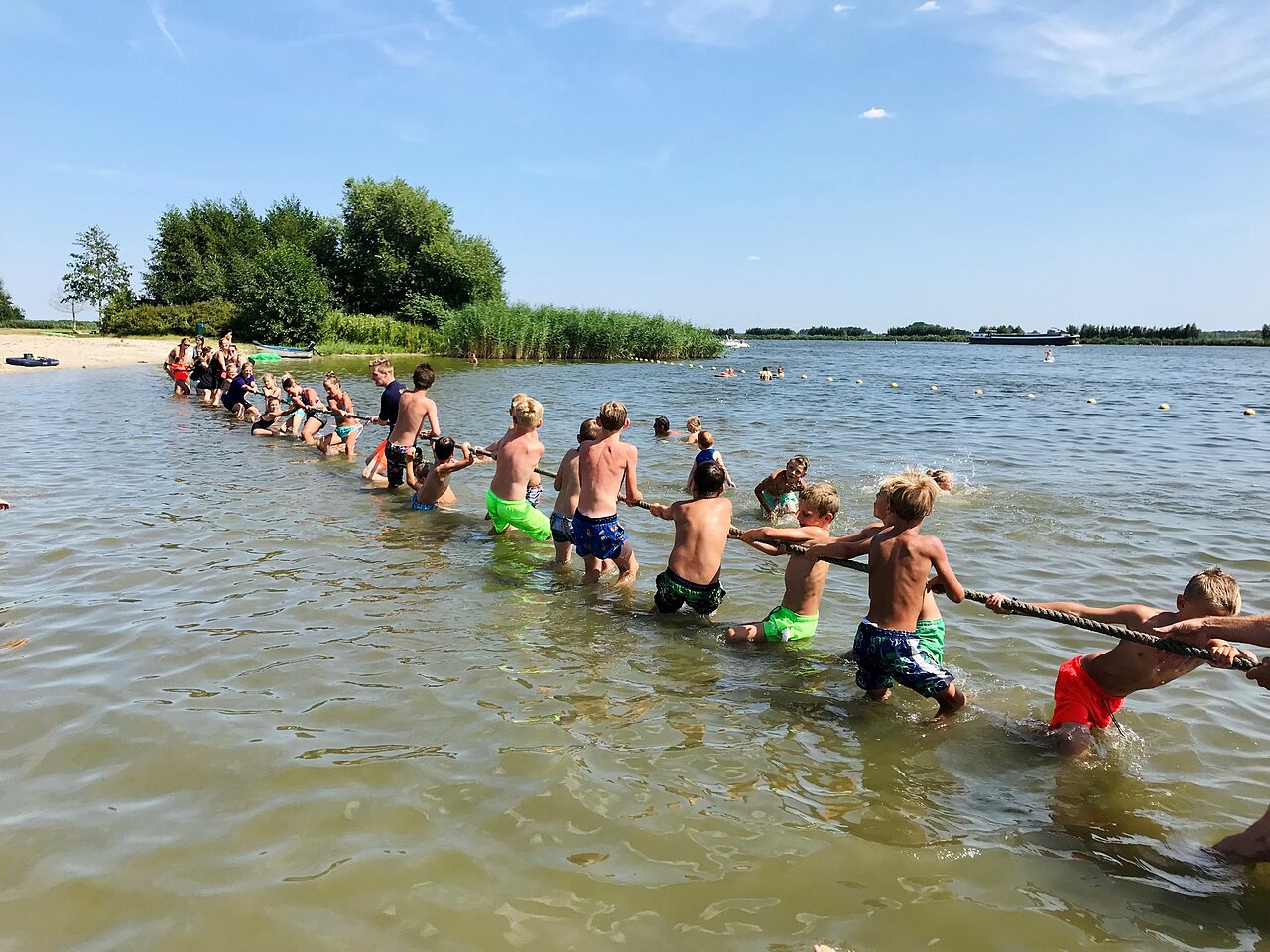 Tiro de cuerda para ni�os en el agua en CAPFUN Erkemederstrand Zeewolde.