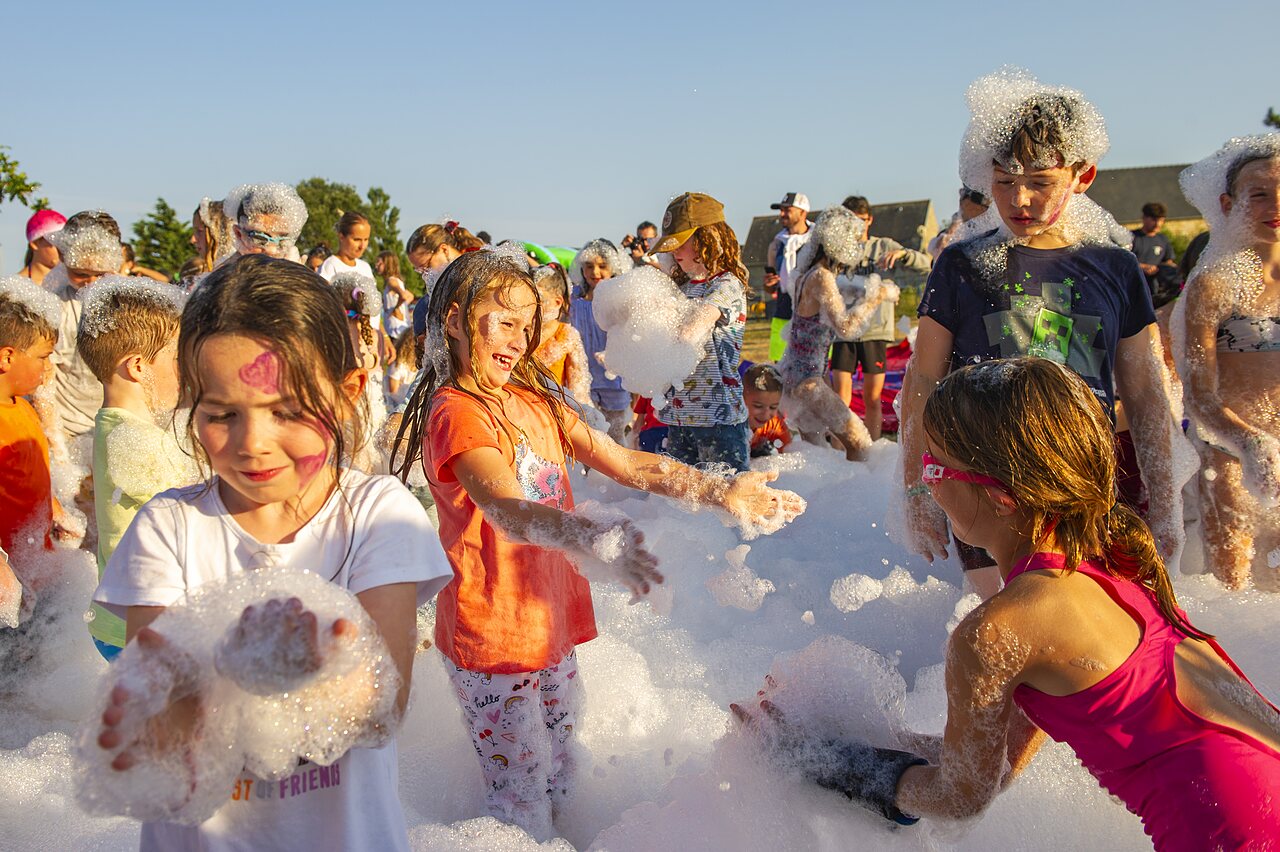 Ni�os felices disfrutando de una fiesta de la espuma en el camping CAPFUN Erkemederstrand en Zeewolde.