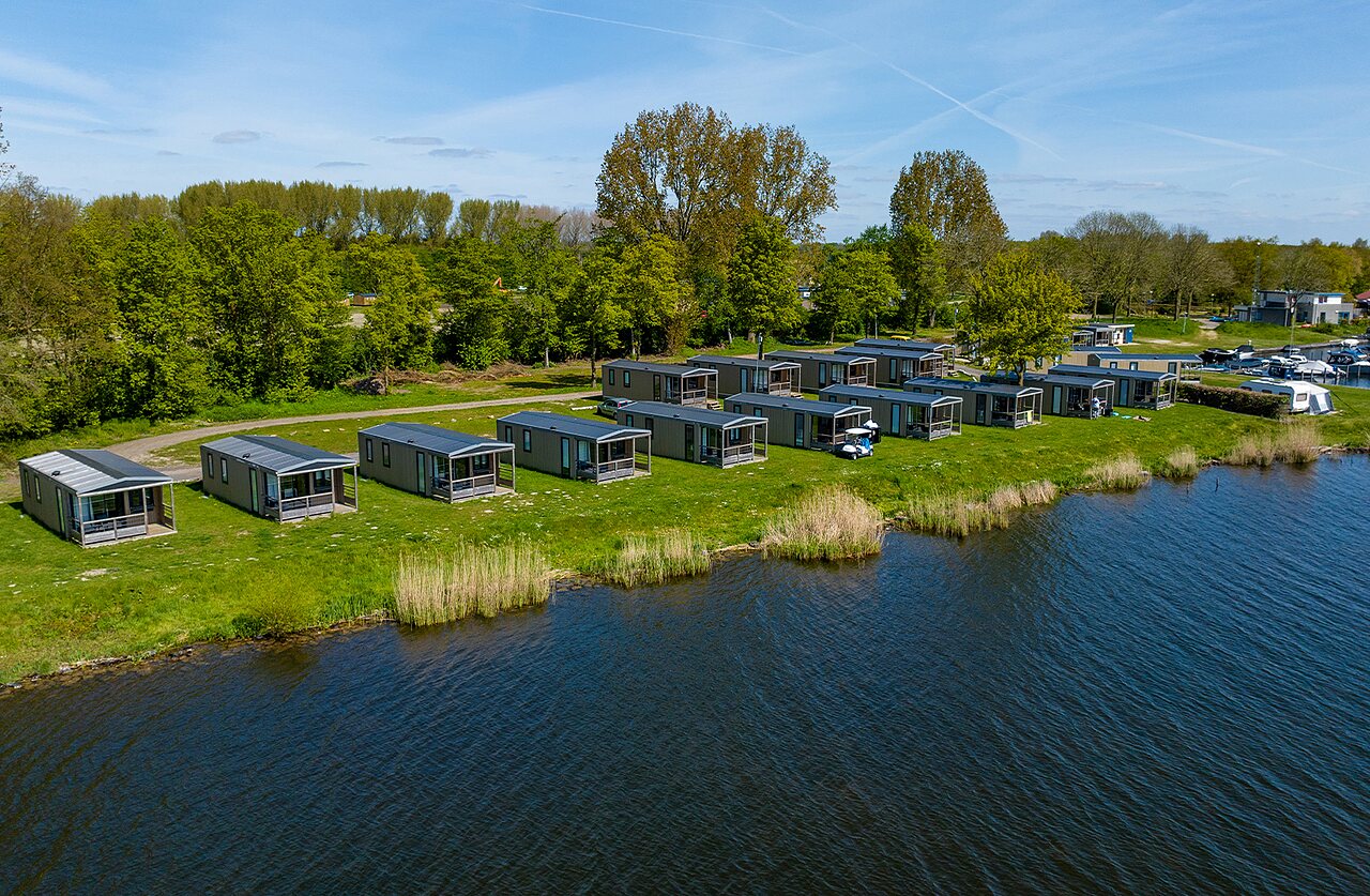 Modernos mobile homes junto al agua, vista a�rea en camping CAPFUN Erkemederstrand Zeewolde.
