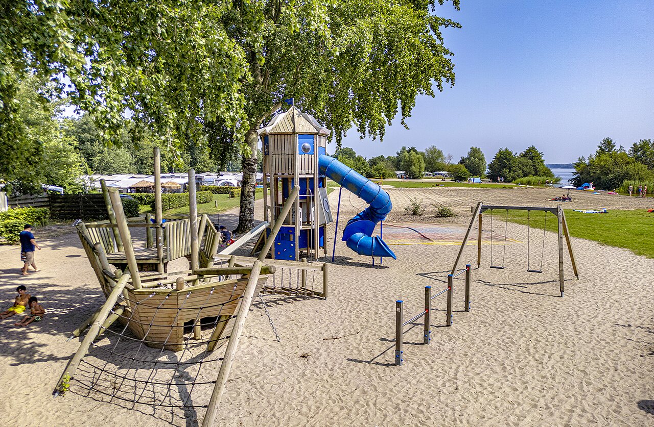 Parque infantil con tobog�n, columpios y playa de arena en CAPFUN Erkemederstrand, Zeewolde.