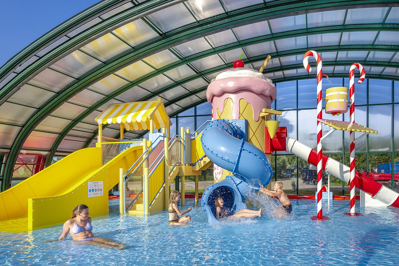 Piscina cubierta con toboganes y juegos acu�ticos en el camping CAPFUN Erkemederstrand en Zeewolde.