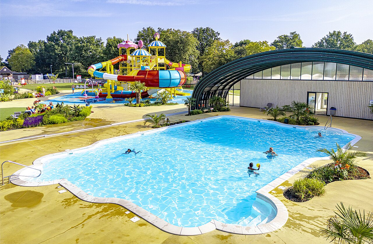 Piscina exterior y parque acu�tico con toboganes en el camping CAPFUN Erkemederstrand en Zeewolde.