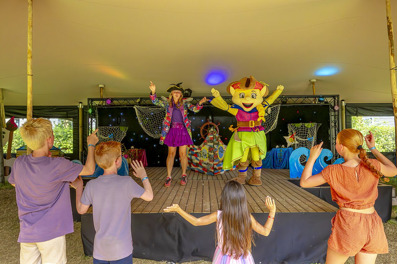 Espect�culo de animaci�n con mascota y ni�os en el camping CAPFUN Erkemederstrand en Zeewolde.