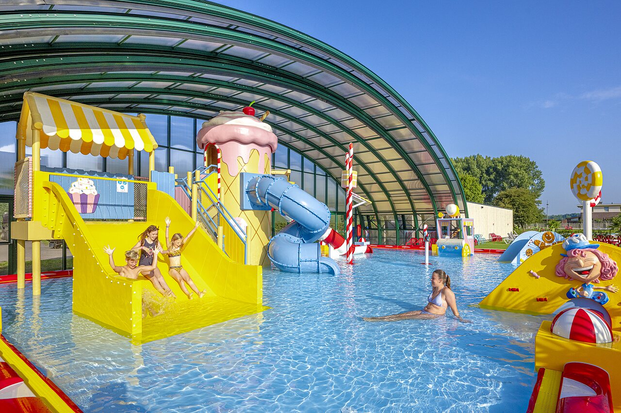 Piscina cubierta, toboganes y juegos acu�ticos en camping CAPFUN Erkemederstrand.