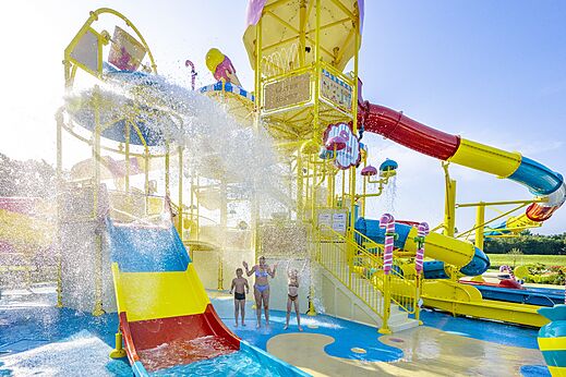 Estructura de juegos acuáticos con toboganes en el camping CAPFUN Erkemederstrand en Zeewolde.