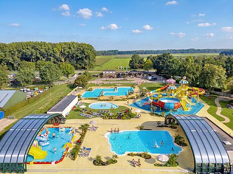 Piscinas exteriores y cubierta con toboganes gigantes en el camping CAPFUN Erkemederstrand en Zeewolde.