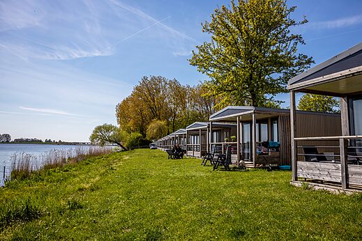 Modernos Mobil-homes junto al agua, rodeados de naturaleza en el camping CAPFUN Erkemederstrand en Zeewolde.