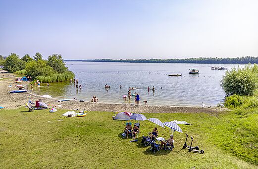 Playa de arena con natación y actividades acuáticas en el camping CAPFUN Erkemederstrand en Zeewolde.