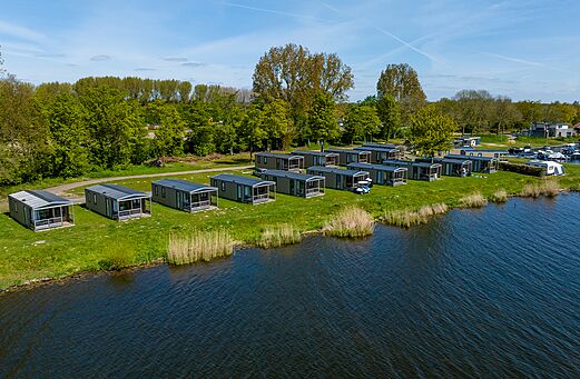 Modernos Mobil-homes junto al agua, vista aérea en el camping CAPFUN Erkemederstrand en Zeewolde.