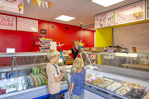 Niños con helados en el bar del camping CAPFUN Erkemederstrand, Zeewolde.