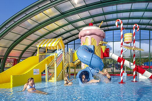 Toboganes acuáticos y juegos de agua en la piscina cubierta del camping CAPFUN Erkemederstrand en Zeewolde.