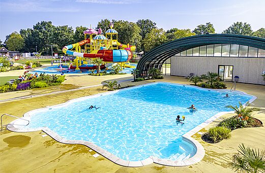 Gran piscina exterior y zona de juegos acuáticos en CAPFUN Erkemederstrand, Zeewolde.