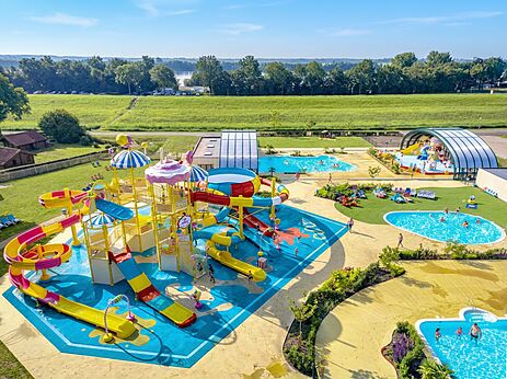 Gran área de juegos acuáticos colorida y piscinas en el camping CAPFUN Erkemederstrand en Zeewolde.
