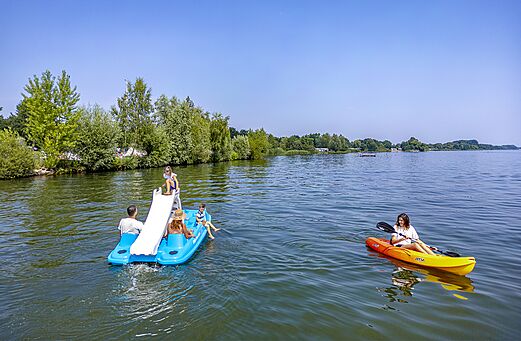 Hidropedal con tobogán y kayak en camping CAPFUN Erkemederstrand, Zeewolde.